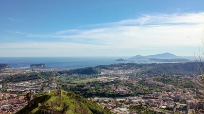 Il supervulcano dei Campi Flegrei è una vasta caldera situata a nord di Napoli, i cui limiti sono dati dalla collina di Posillipo, dalla collina dei Camaldoli, dal monte di Cuma e dal monte di Procida, nota per la sua attività vulcanica e sismica continua. Veduta dei Campi Flegrei dall'Eremo dei Camaldoli, Napoli, Italia