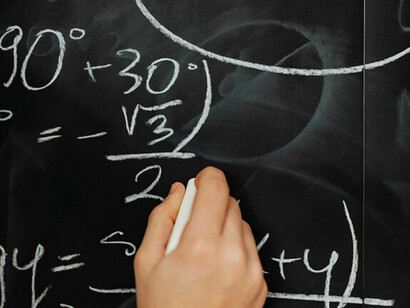 Une réflexion sur l'origine et la causalité qui remet en question les notions classiques de commencement et de fin en faveur d'une vision des processus continus et interrelationnels