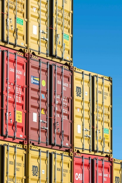 Asimismo, la presencia de sus diásporas empresariales y comunitarias en regiones clave consolida una red de influencia permanente que desafía las dinámicas tradicionales del orden internacional