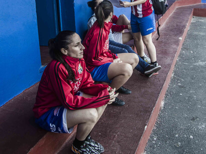 Las jugadoras aguardan en el banquillo para saltar al campo