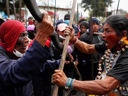 Indígenas participan en una protesta contra las medidas de austeridad del presidente de Ecuador, Lenín Moreno, en Quito