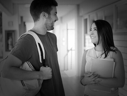 Lo peor es que sí le haces caso. Y me molesta, verdaderamente me molesta, porque claramente el tipo ni te voltea a ver