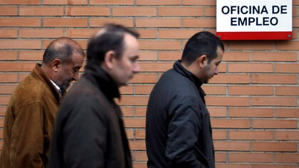 Parados esperando a la puerta de una oficina de empleo