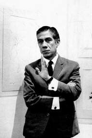 El artista mexicano Héctor Xavier junto a algunas de sus obras