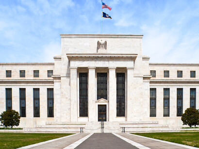 Las reservas en oro de los bancos centrales crecen constantemente en todo el mundo y el dólar pierde fuerza. El edificio Eccles de la Reserva Federal en Washington es el sistema bancario central de EE.UU.