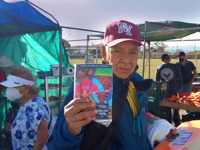 Don Adrián Torres, vendedor del anuario «Escuela para Todos»