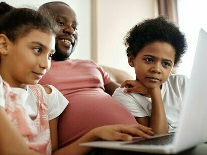 Família assiste a filme em serviço de streaming em casa. Mesmo nas series de televisão está se tornando fácil repetir os efeitos especiais deslumbrantes que sempre atraíram os fãs para o cinema. Os filmes parecem estar perdendo sua relevância