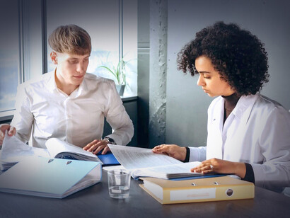 Agentes de seguros trabajando