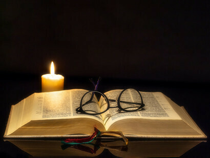 Il est possible de concevoir les apports des sages, des prophètes, des fondateurs de mouvements religieux, des maîtres spirituels comme des messagers-informants