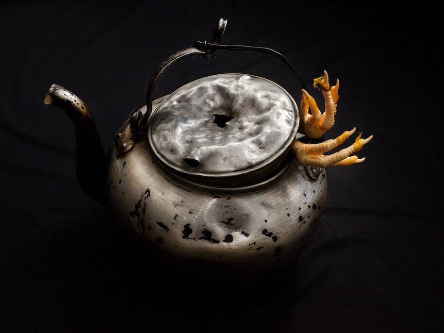 Kim Hak, Kettle and Chicken, ALIVE series, 2014, c-print on Dibond, edition of 10 with 1 A.P., 23.6 x 35.4 inches/60 x 90 cm  
Photo courtesy of Sundaram Tagore Gallery
