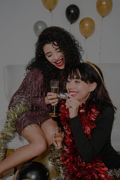Duas amigas arrumadas para festa