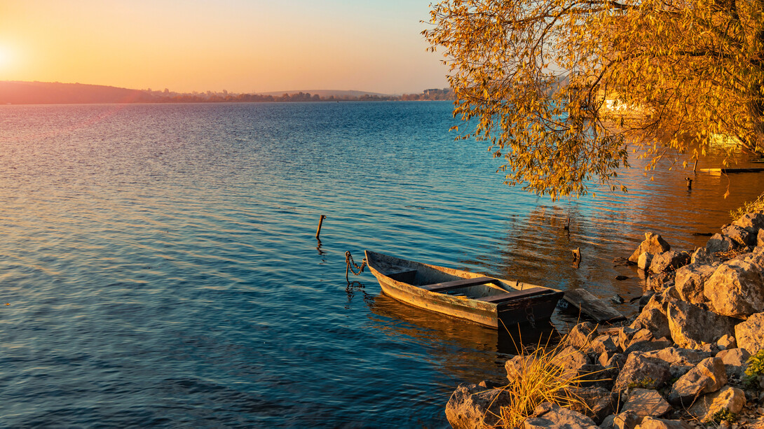 Un bote amarrado en la orilla de un lago en Ternopil Oblast, Ucrania