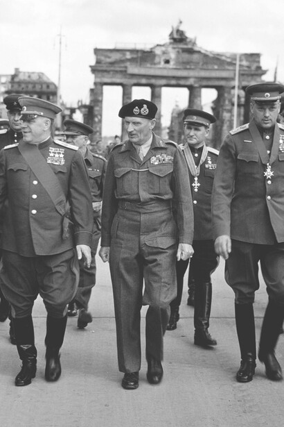 Gueorgui Zhúkov, Vassili Sokolovski, Konstantín Rokossovski y Bernard Montgomery en Berlín, 12 de julio de 1945