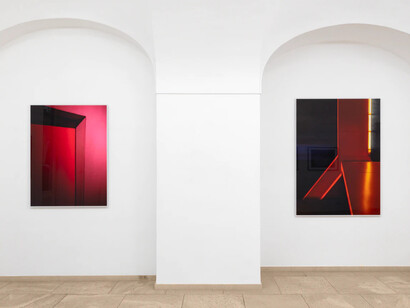 Jörg Sasse, Red doors, exhibition view. Courtesy of Galerie nächst St. Stephan