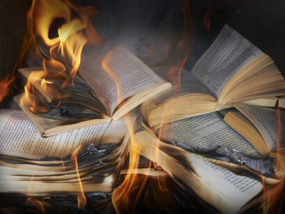 Libri al rogo: la pulsione a cancellare il pensiero difforme, e la convinzione che si possa effettivamente farlo è un tratto non estraneo alle democrazie