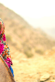 La triste mirada de la guerra olvidada y silenciada de una niña en Yemen, país que se desgarra en una guerra civil y es a la vez bombardeado sin cesar por una coalición que lidera Arabia Saudita