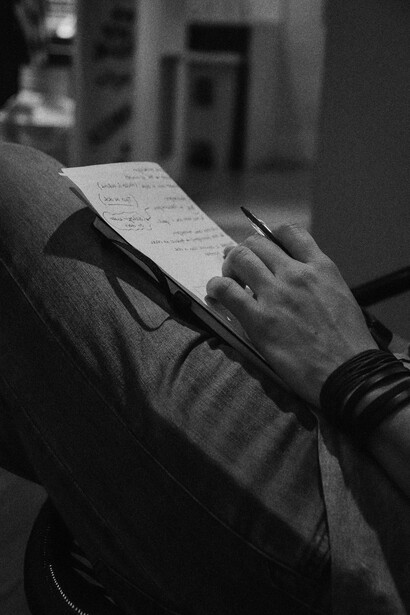 El arte, como manifestación libre y creativa, se ve amenazado por una regulación implícita que define lo que es aceptable y lo que no en la producción literaria