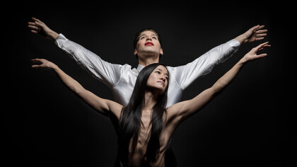 Sacha Riva e Yumi Aizawa in Lili Elbe Show dei coreografi e danzatori Riva&Repele, in scena al Cantiere d’Arte di Montepulciano, foto Angelina Bertrand 
