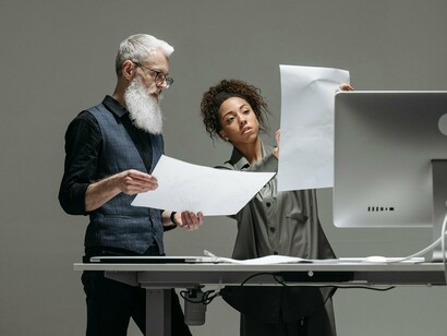 A inteligência artificial está dominando o mercado de trabalho. Mas como devemos fazer dela e em que devemos usá-la? Essas são perguntas que esse artigo irá elucidar. Já falamos de I.As nesse Portal. Mas, falamos do seu desenvolvimento, o seu crescimento e abordamos sobre a ideia falaciosa de substituição dos humanos. Porém, deixaremos claros os usos éticos da IA e faremos uma aplicação para o meu ramo de consultoria empresarial e marketing digital