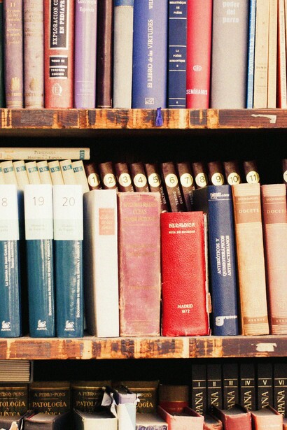 No dude en recurrir a su biblioteca para buscar ayuda en diccionarios o enciclopedias