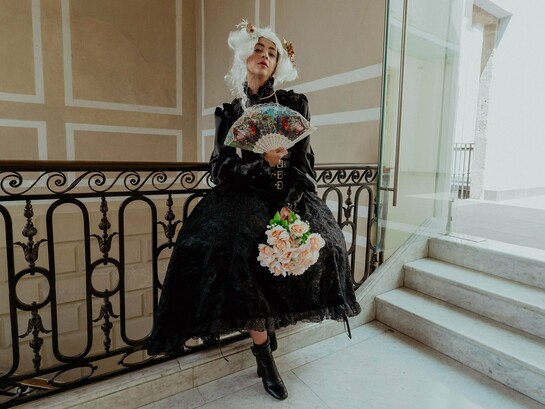 O retrato de uma mulher vestida de preto evoca a figura de Ernestine Étoylland, viúva que decide construir uma identidade própria longe da notoriedade do marido. Ao transformar a antiga residência da família em hotel, ela converte uma paixão pessoal em um novo projeto de vida