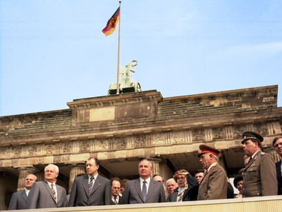 Lors d’une visite officielle à Berlin-Est en 1986, Mikhaïl Gorbatchev se rend à la frontière interallemande, incarnation de la division politique et idéologique de l’Europe depuis 1945