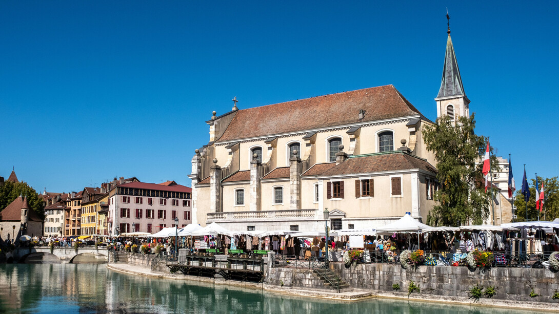 À Annecy, en France, le marché du week-end devient un décor à ciel ouvert où le temps ralentit et où l’on redécouvre le plaisir d’acheter autrement