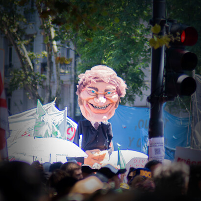 Muñeco de Javier Milei en la manifestación contra su gobierno que se realizó el 24 de enero en Buenos Aires, Argentina