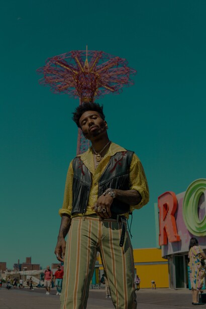 Jovem em parque de diversão veste conjunto em diferentes tons de verde