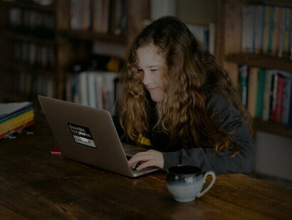 Niña frente a la computadora. En el mundo de la apariencia las personas se conducen en la vida por medio de las ideas falsas