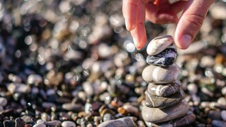 Faz pouco mais de um ano que comecei a fazer terapia de forma regular, 1x por semana todos os últimos meses. Decidi fazer log depois de ter meu limite estourado, parar numa emergência achando que iria enfartar e descobri que tive uma crise aguda de ansiedade. Antes disso á conversava comigo mesma sobre meus traumas, medos e a forma de encarar, sabia no íntimo que já não funcionava bem e estava à beira de um colapso emocional