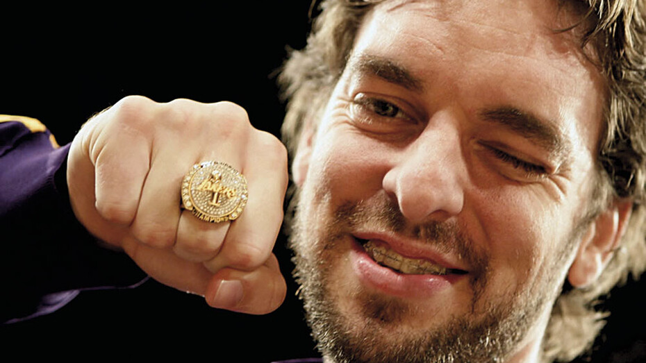 Gasol con su anillo de campeón de la NBA