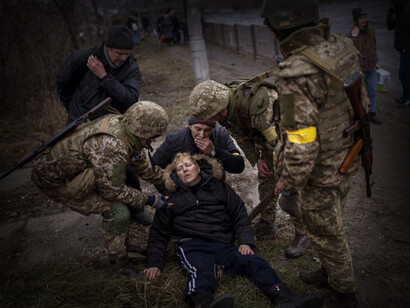 Soldados ucranianos rescatan a una mujer durante la invasión rusa en Ucrania