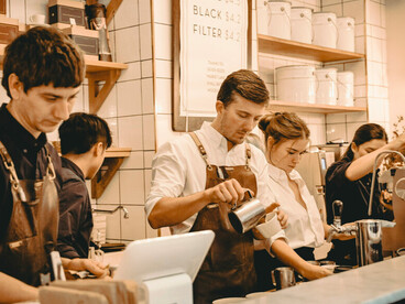 Sourires, précision et bienveillance rythment le service, transformant chaque commande en expérience