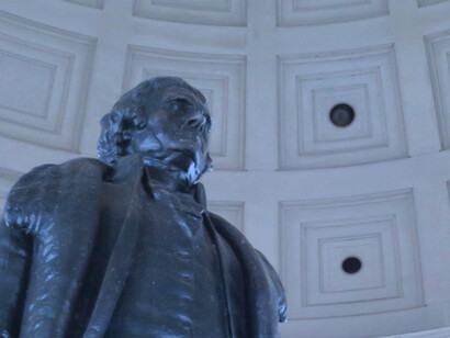 Estatua de Jefferson dentro del monumento en la ciudad de Washington dedicado al tercer presidente de los Estados Unidos 