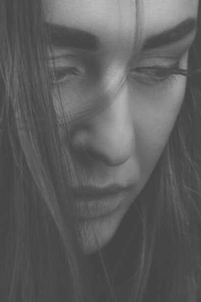 Viso di donna sensibile, sguardo triste. Accettazione e diversità: la ricerca di comunione nella solitudine