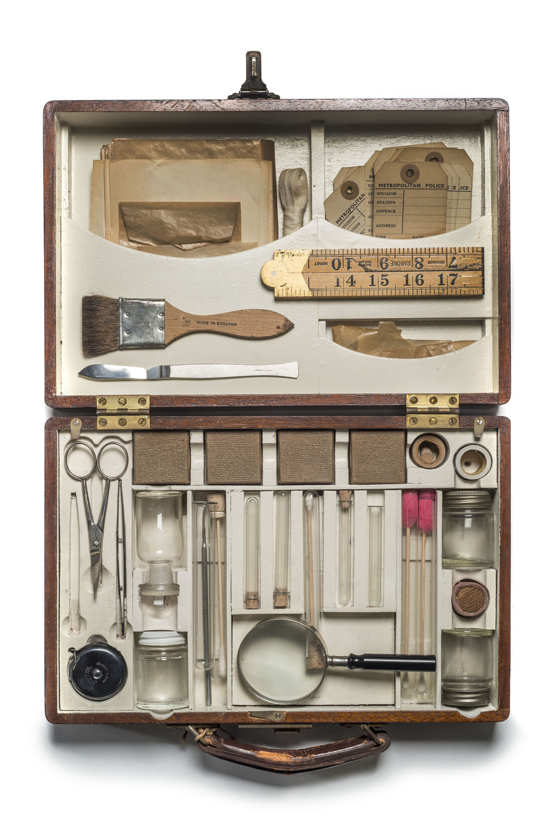 Murder bag: a forensics kit used by detectives attending crime scenes, c.1946 © Museum of London