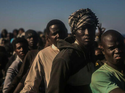 Migranti. Con i traffici incontrollati di oggi, le vite umane non sono più solo numeri e la morte per emigrazione è una delle malattie contemporanee che stanno trasformando sempre più il Mediterraneo in un cimitero senza lapidi © AP Photo_Santi Palacios