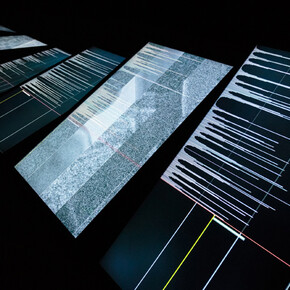 Ryoichi Kurokawa
ad/ab Atom
2017
Installazione audiovisiva (7 display, audio 4 canali), 8 minuti
© L’artista. Courtesy di GNRation. Foto: Hugo Sousa


