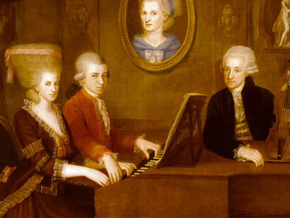 La familia Mozart hacia 1780, porJohann Nepomuk della Croce: (de izquierda a derecha), Nannerl, Wolfgang y Leopold; el retrato de la pared es de Anna Maria, la madre de Mozart, que falleció en 1778