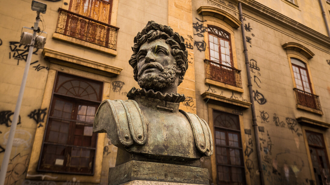Desde o período colonial, a influência de Portugal foi fundamental na formação da literatura brasileira. Este artigo explora como a herança lusitana moldou nossa produção literária e destaca os autores portugueses que inspiraram escritores nacionais. Busto de Camões em frente ao Real Gabinete Português de Leitura, Rio de Janeiro, Brasil