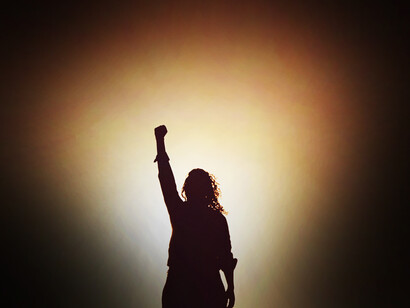 Franca Viola è il nome della donna straordinaria la cui determinazione e forza portarono alla modifica del reato di violenza sessuale da reato contro la morale a reato contro la persona