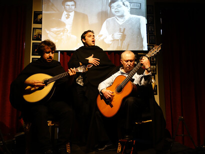 Fado. Os temas das canções são o amor e a saudade