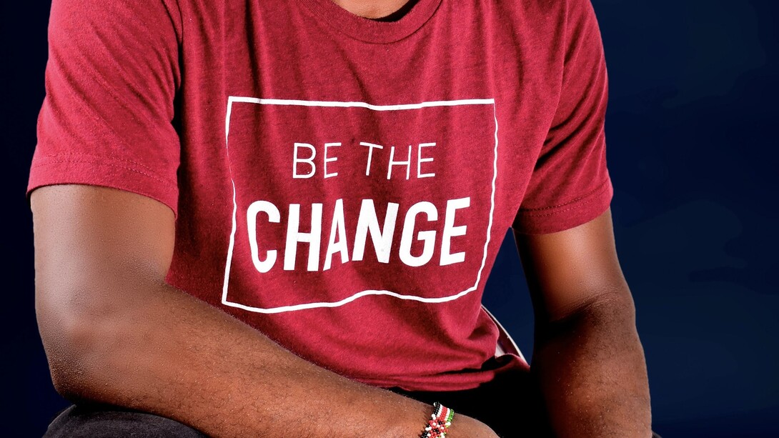 Le t-shirt à message fait son grand retour, plus radical et plus politique