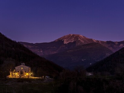Il castello che dominava la zona sembra essere stato localizzato vicino la chiesa di S. Maria di Burano, in una zona di altura, ma di esso non se ne ha più alcuna traccia. Gli abitati di Caibelli, in particolare lungo una costa della Serra di Burano; Caicambiucci, ph di Riccardo Martinelli