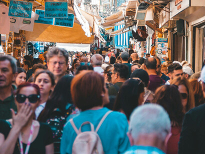 En el mercado a la busqueda de alimentos 