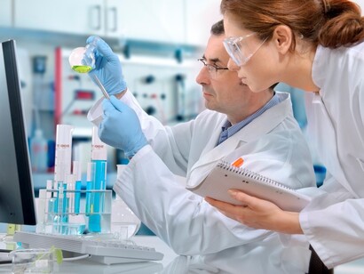 Dos investigadores haciendo análisis