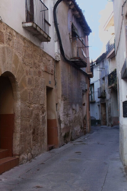 Abriremos una puerta hacia un mundo donde los sueños forman parte de la realidad, y consecuentemente vamos a encontrar obras diferentes que nos llevan a ese espacio interestelar donde todo es posible.   Calles de Calanda, Teruel, España