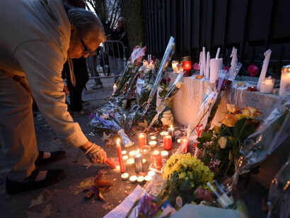 Un hombre, encendiendo una vela en París
