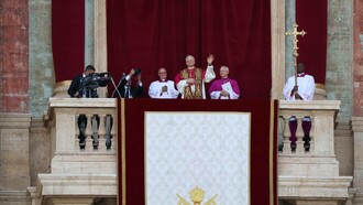 Papa Leone XIV sulla loggia dopo la sua elezione, 8 maggio 2025
